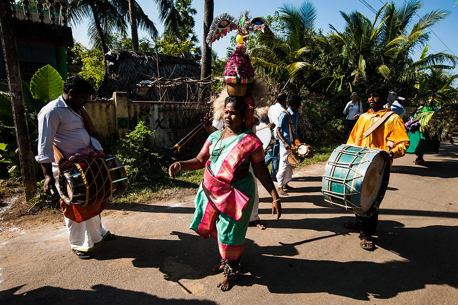 Powitalny taniec z okazji święta Pongal (Tamil Nadu) (Indie. Dzień jak nie codzień.)